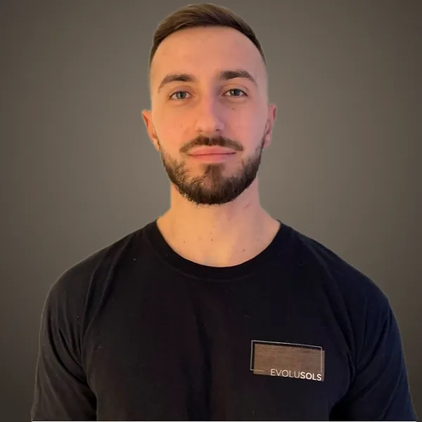 Florian, fondateur d'EVOLU SOLS, solier-moquettiste
