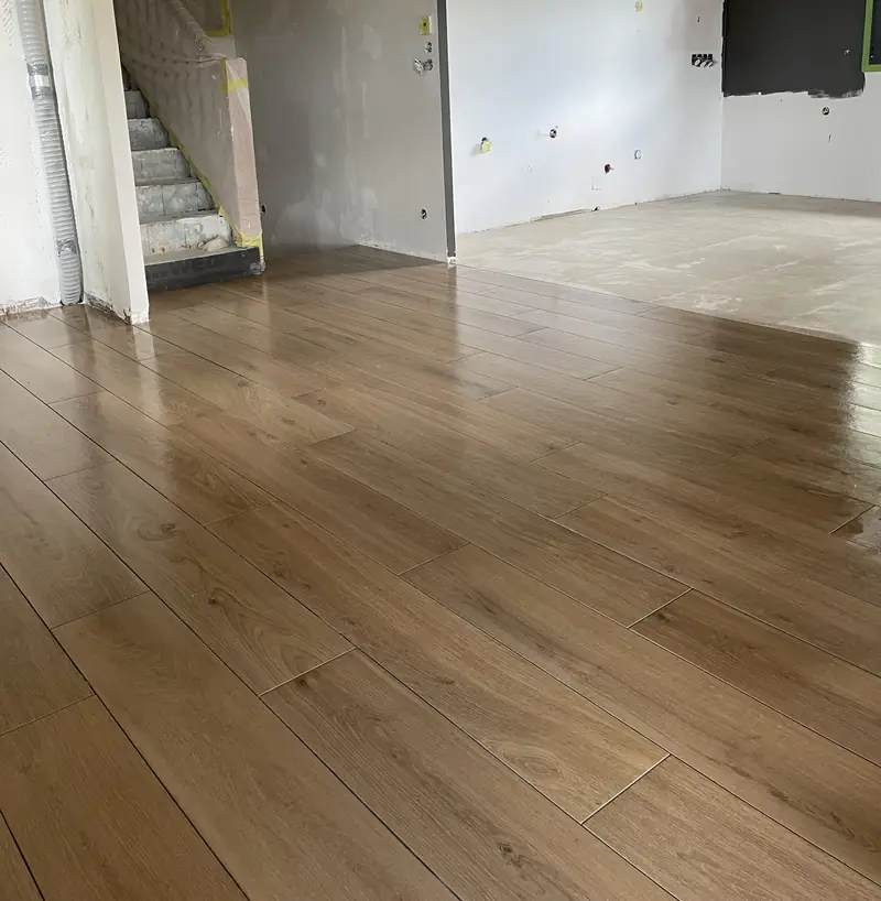 Carrelage grès cérame effet parquet en grands formats, posé à joints décalés dans une maison à Dardilly