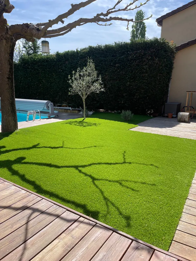 Gazon synthétique entre piscine et terrasses bois à La Tour-de-Salvagny