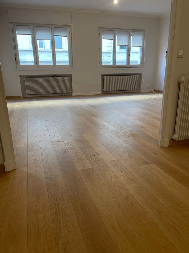 Parquet contrecollé à lames larges dans un logement à Craponne
