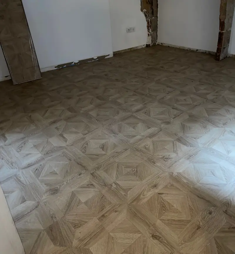 Parquet mosaïque à motifs en panneaux posé dans un appartement ancien aux pierres apparentes, Vieux Lyon
