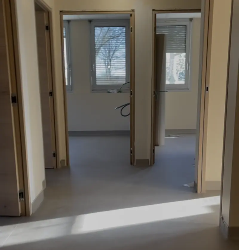 Sol PVC soudé à chaud avec remontées en plinthe dans le couloir et les salles de soins d'un cabinet dentaire à Lyon